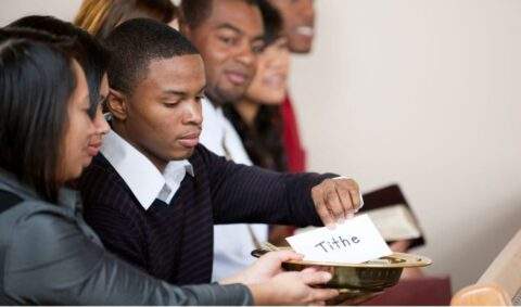 cristãos dizimando na igreja