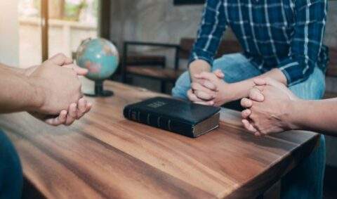 pessoas orando e fazendo Intercessão