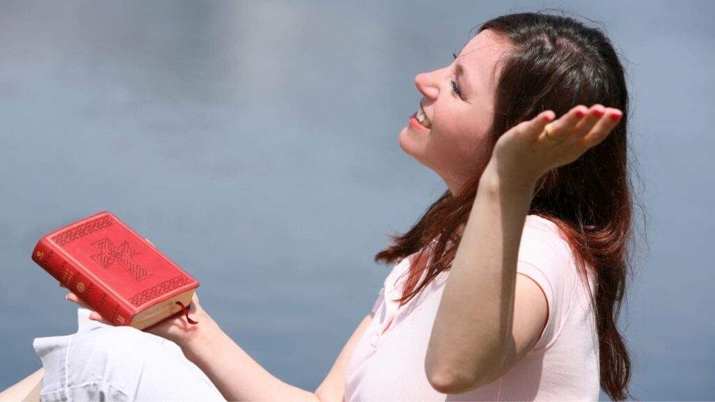 mulher feliz com a bíblia na mão