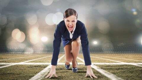 mulher se preparando para corrida