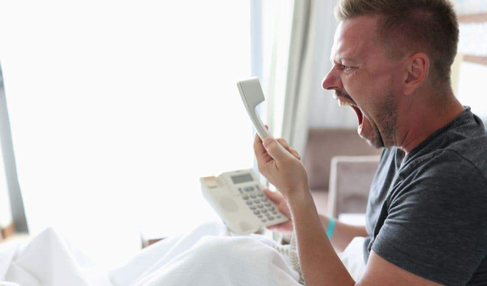 homem gritando no telefone irado