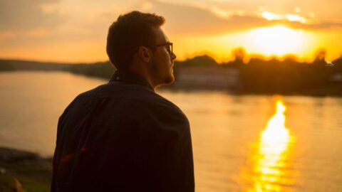 homem de frente para o lago em silêncio