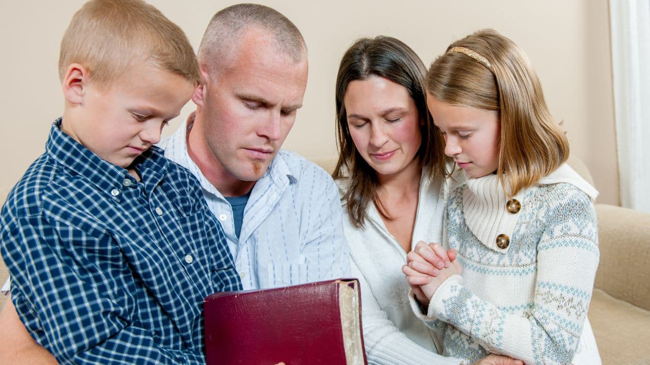 família agradecendo a Deus