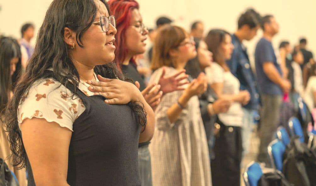 cristãos na igreja em comunhão.