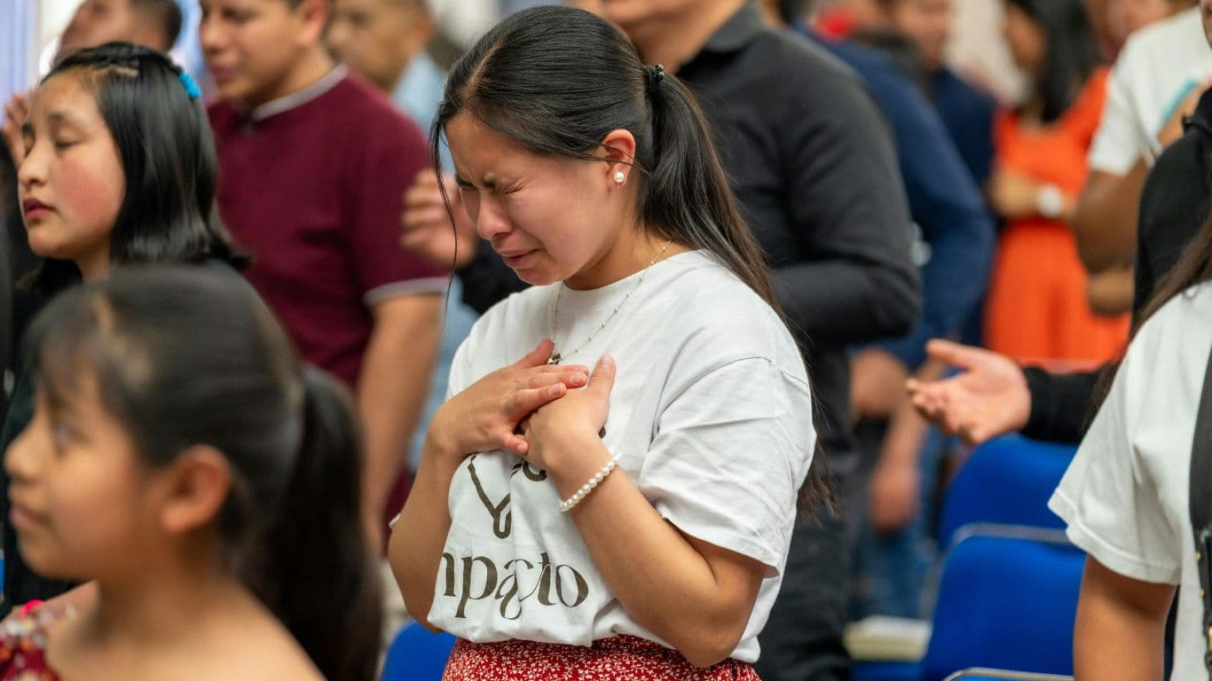 cristãos em comunhão na igreja durante culto