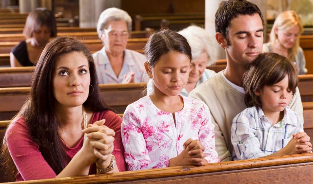 família cultuando a Deus na igreja