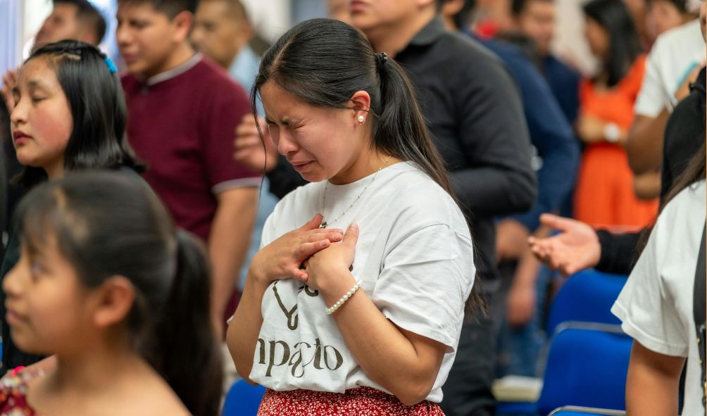 mulher no culto de ação de graça na igreja.